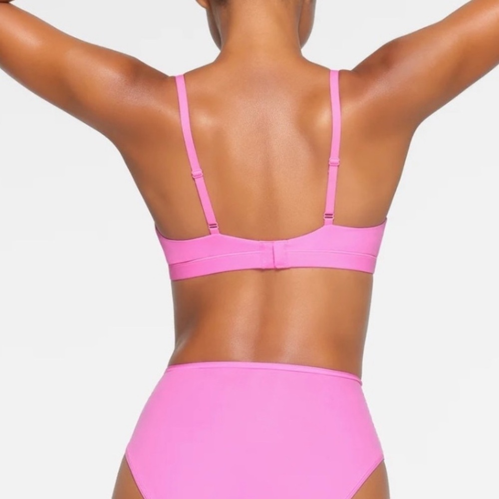 SKIMS Fits Eveybody Crossover Bralette — Neon Orchid - Picture 4 of 7